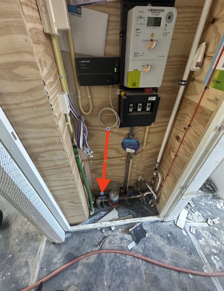 Hoofdkraan in de meterkast, pijl op de kraan