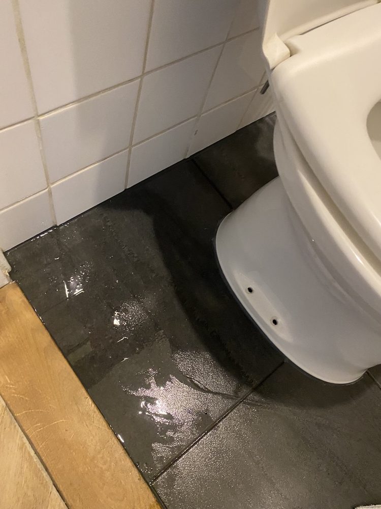 Water op de vloer bij de wc
